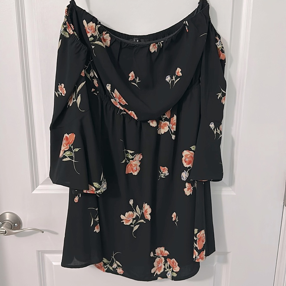Strapless mini dress with sleeves 👗
